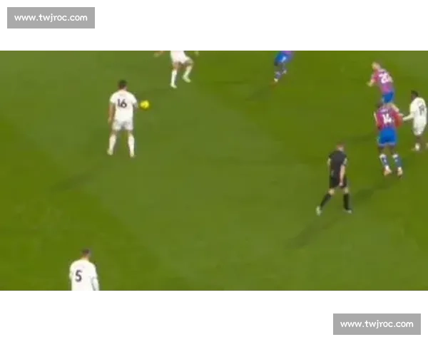 绿茵场上激战正酣各豪强为足球冠军展开巅峰对决 绿茵场上激战正酣各豪强为足球冠军展开巅峰对决